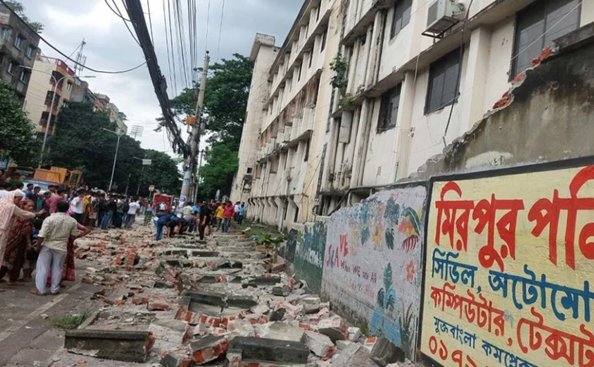 টিসিবির পণ্য নিতে গিয়ে মিরপুর কলেজের দেয়াল ধসে নারীর মৃত্যু